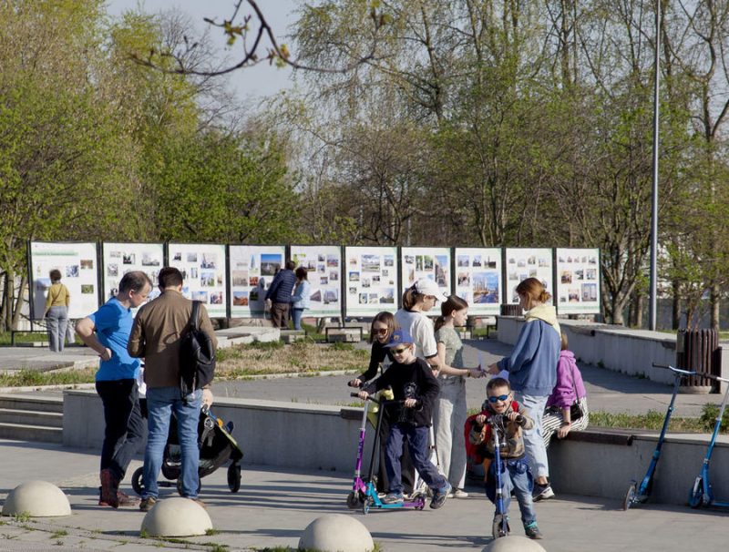 Многих посетителей парка имени Юрия Лужкова привлекла фотовыставка «С любовью к Москве»